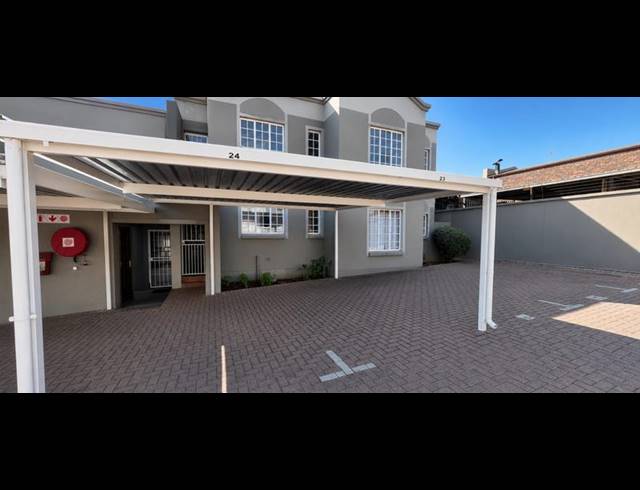 3 BEDROOM TOWNHOUSE FOR SALE IN ROODEKRANS